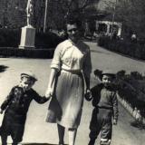 Детский скверик, около 1962 года (угол улиц Октябрьской и Мира)