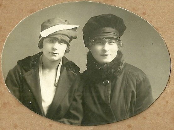 Две подружки, Сонечка Сорокина и Сашенька Маслова (Приказчикова), 7 апреля 1922 год Две подружки, Сонечка Сорокина и Сашенька Маслова (Приказчикова), 7 апреля 1922 год