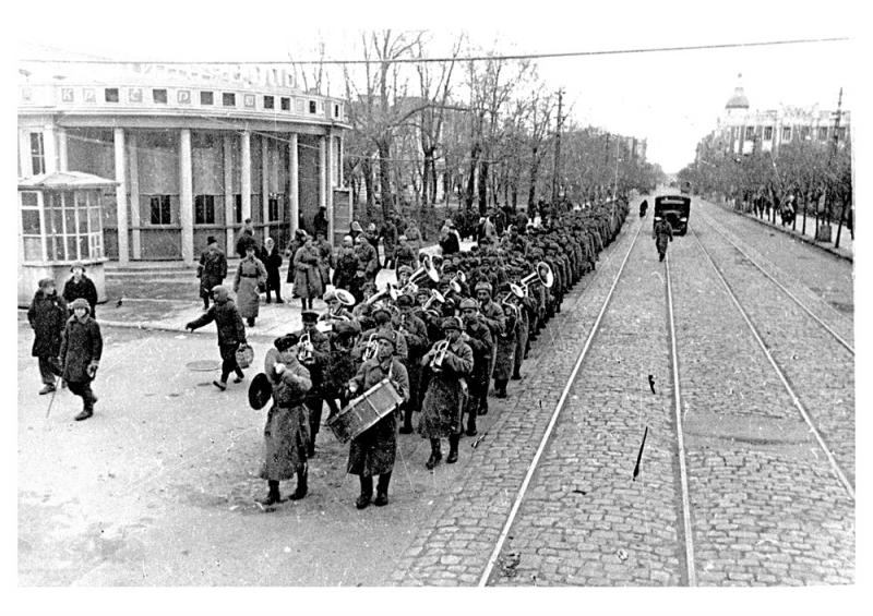 Краснодар освобождённый. На улице Красной, 1943 год. Краснодар освобождённый. На улице Красной, 1943 год.