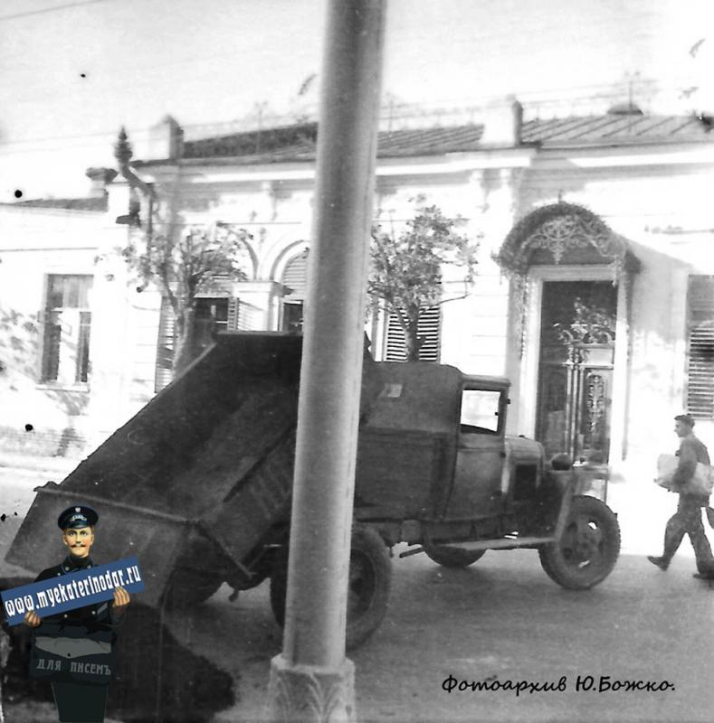 1952 год. Сентябрь, открытие движения троллейбуса по ул. Мира, вид на север из окна дома, располагавшегося между ул. Суворова и ул. Гудимы 1952 год. Сентябрь, открытие движения троллейбуса по ул. Мира, вид на север из окна дома, располагавшегося между ул. Суворова и ул. Гудимы