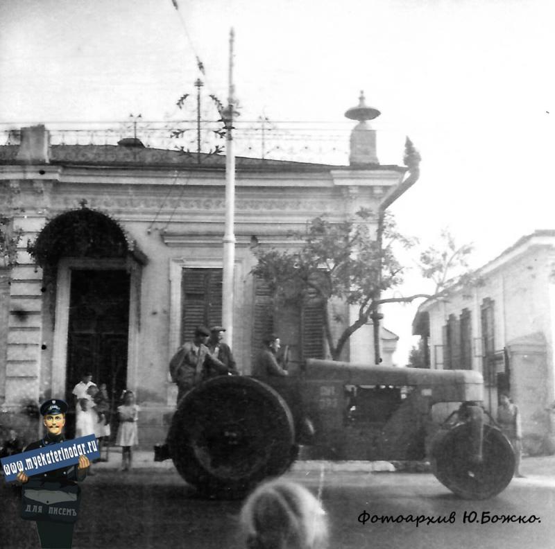 1952 год. Сентябрь, открытие движения троллейбуса по ул. Мира, вид на север из окна дома, располагавшегося между ул. Суворова и ул. Гудимы 1952 год. Сентябрь, открытие движения троллейбуса по ул. Мира, вид на север из окна дома, располагавшегося между ул. Суворова и ул. Гудимы