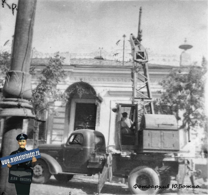 1952 год. Сентябрь, открытие движения троллейбуса по ул. Мира, вид на север из окна дома, располагавшегося между ул. Суворова и ул. Гудимы 1952 год. Сентябрь, открытие движения троллейбуса по ул. Мира, вид на север из окна дома, располагавшегося между ул. Суворова и ул. Гудимы