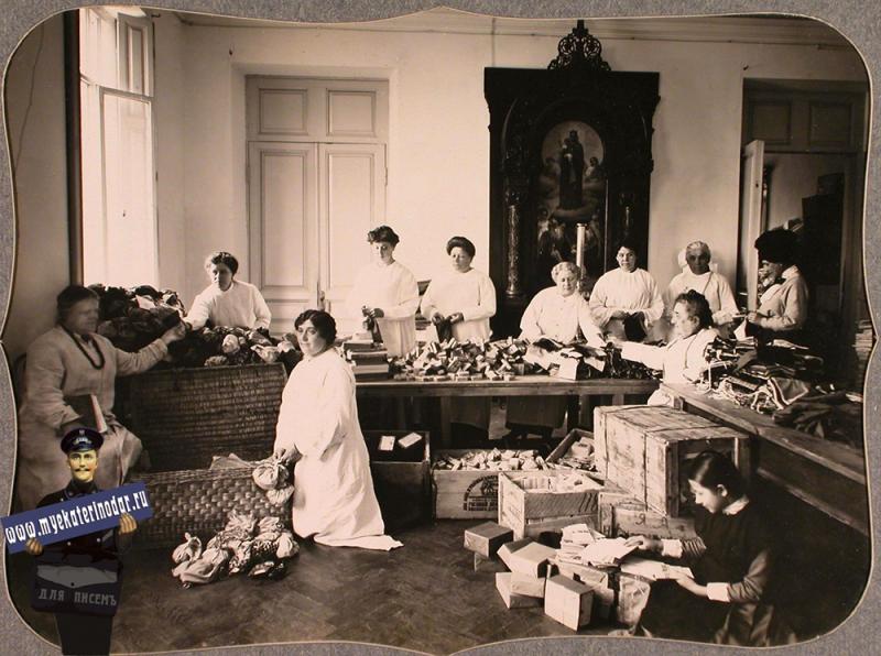 Екатеринодар. Сотрудницы Красного Креста за укладкой кисетов с подарками воинам в одном из помещений общины, 1915 год