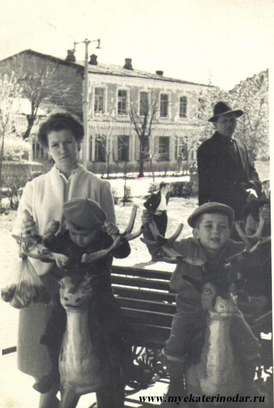 Детский скверик, около 1962 года (угол улиц Октябрьской и Мира)