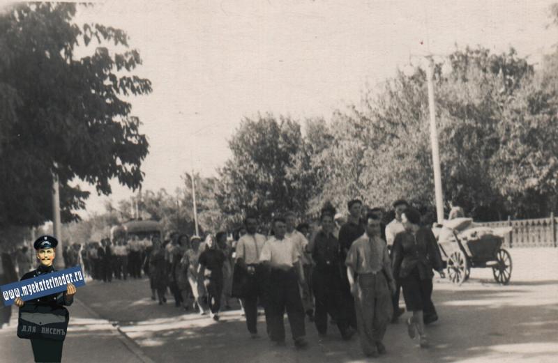 Краснодар. На улице Тельмана, после первомайской демонстрации, 50-е годы.