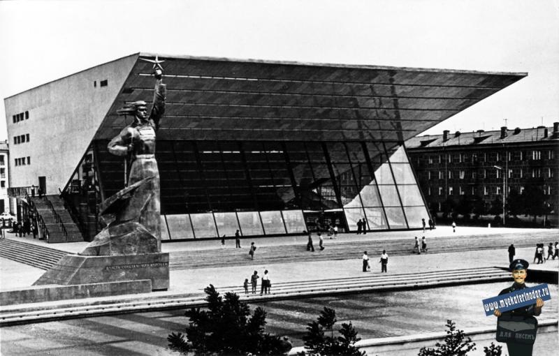 Краснодар. Широкоформатный кинотеатр "Аврора". 1967 год.