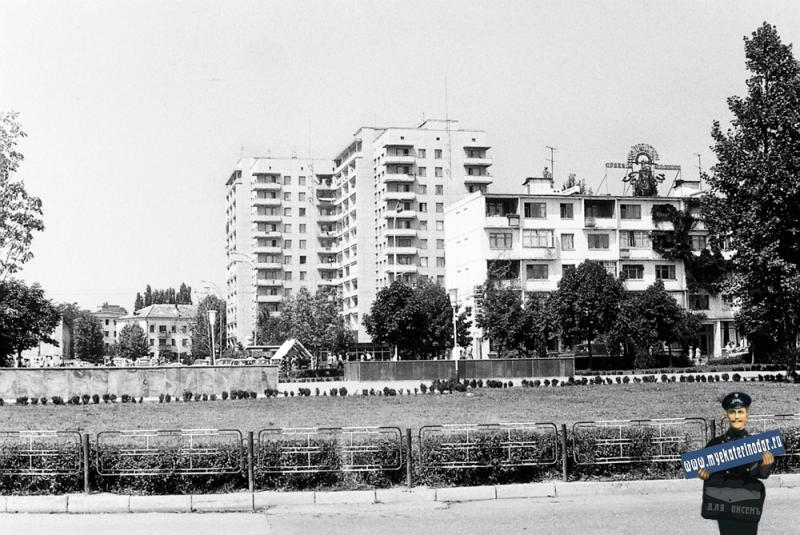 Краснодар. Вид на улицу Красную от стадиона "Динамо", 1978 год.