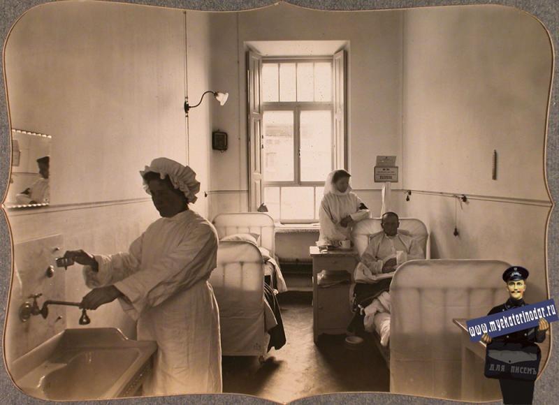 Екатеринодар. Раненые и сестры милосердия в двухместной палате для нижних чинов лазарета общины, 1915 год