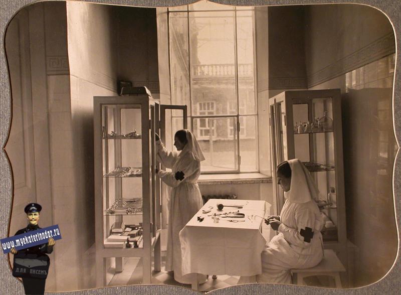 Екатеринодар. Сестры милосердия готовят инструменты в предоперационной комнате лазарета общины, 1915 год