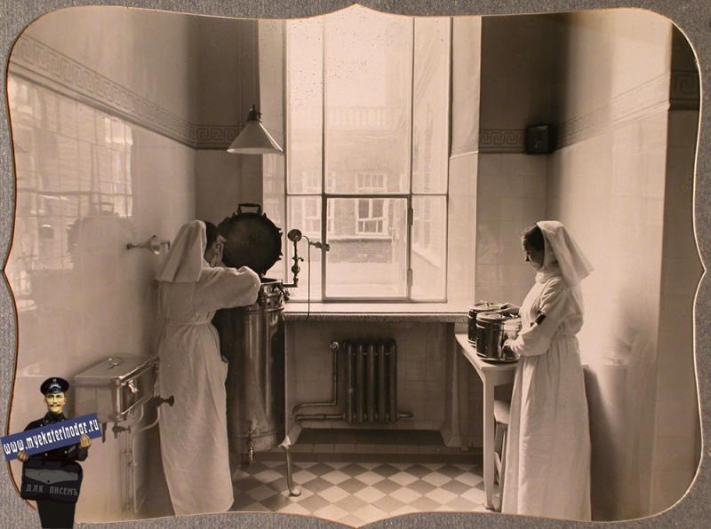 Екатеринодар. Сестры милосердия за работой в стерилизационной комнате лазарета общины, 1915 год