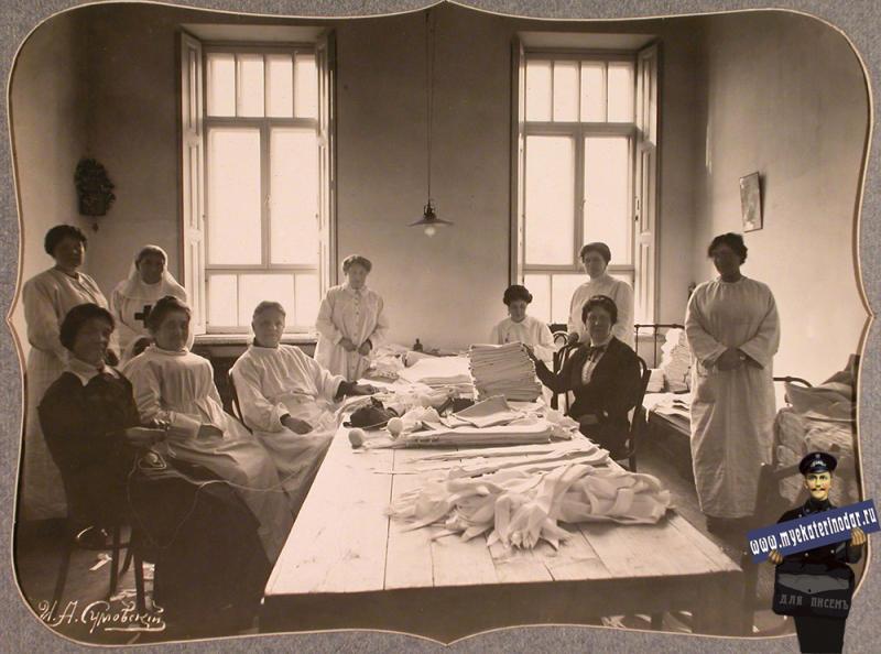 Екатеринодар. Сотрудницы Красного Креста в закройном отделении склада, устроенном в одном из помещений общины, 1915 год