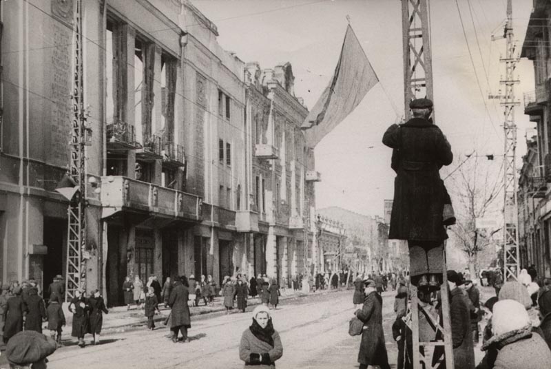 Краснодар освобождённый. Угол улиц Красной и Гоголя, 1943 год Краснодар освобождённый. Угол улиц Красной и Гоголя, 1943 год
