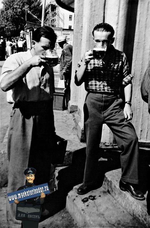 Краснодар. У пивного ларька на перекрёстке улиц Красной и Ленина, 1957 год