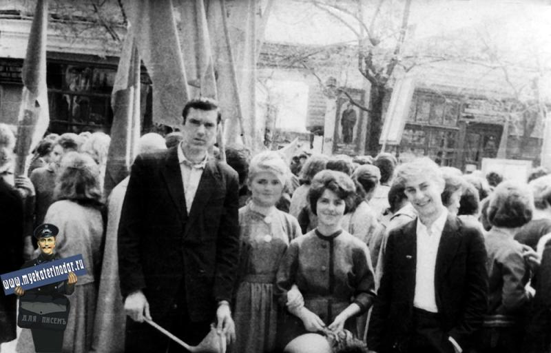 Краснодар. Учащиеся Сахарного техникума на демонстрации 1 мая 1963 года.