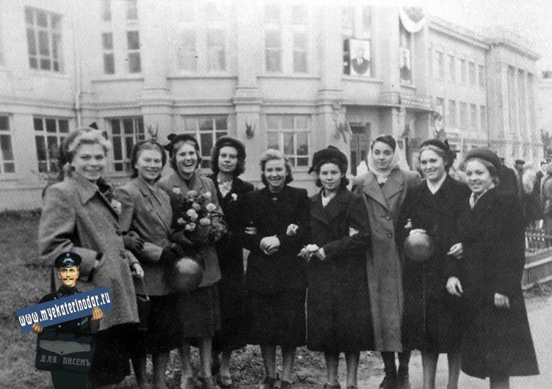 Краснодар. 3-й курс в КИПП у здания института. 7 ноября 1953 г.