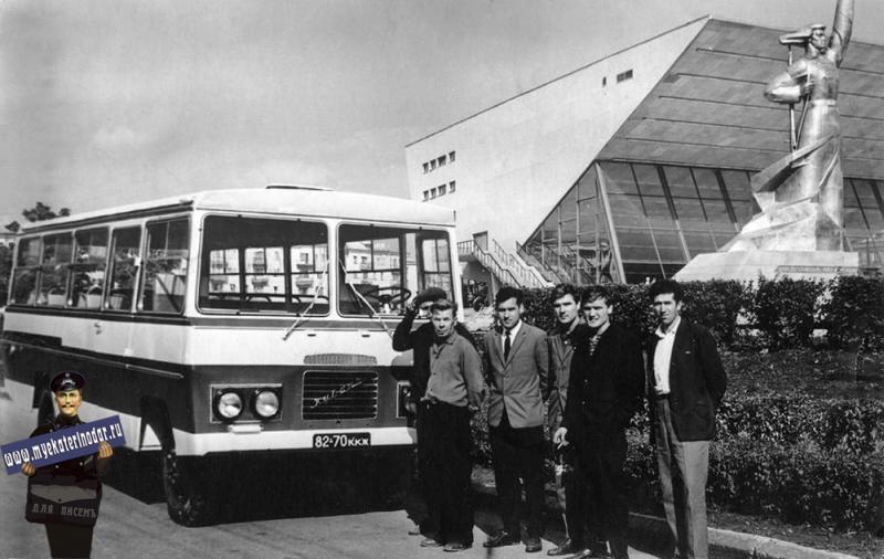 Краснодар. Автобус "Кубань" возле кинотеатра "Аврора", 1970-е годы Краснодар. Автобус "Кубань" возле кинотеатра "Аврора", 1970-е годы