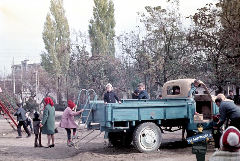 Краснодар. Детская площадка в скверике "Со слоном", осень 1972 года, вид на восток