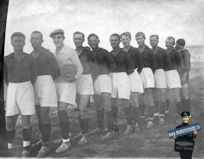 Краснодар. Футбольная команда Завода "Октябрь", лето 1935 года.