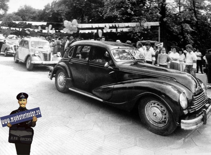 Краснодар.  Парад ретро-авто на празднике газеты "Комсомолец Кубани", 1986 год.