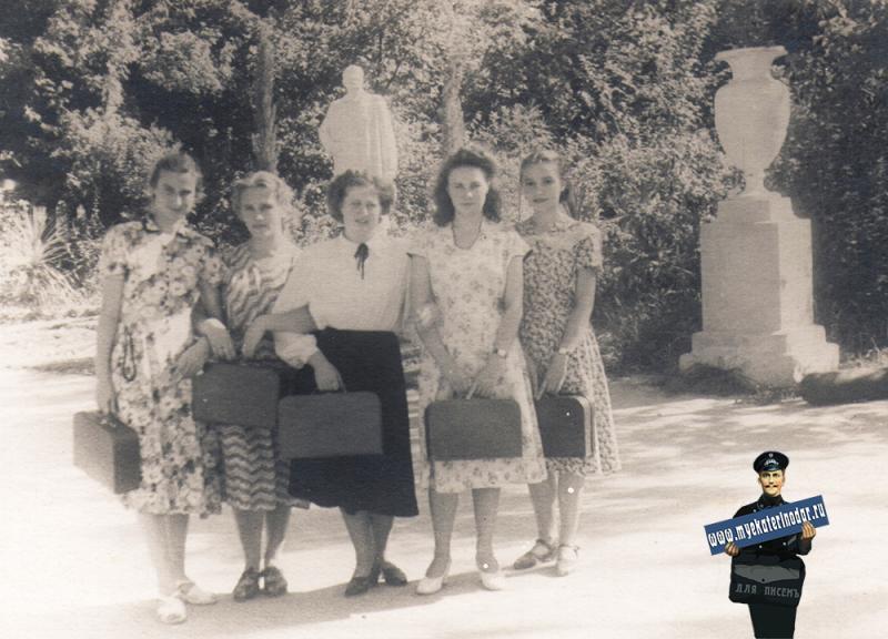 Краснодар. В горпрке у памятника М.Горькому, сентябрь 1954 года