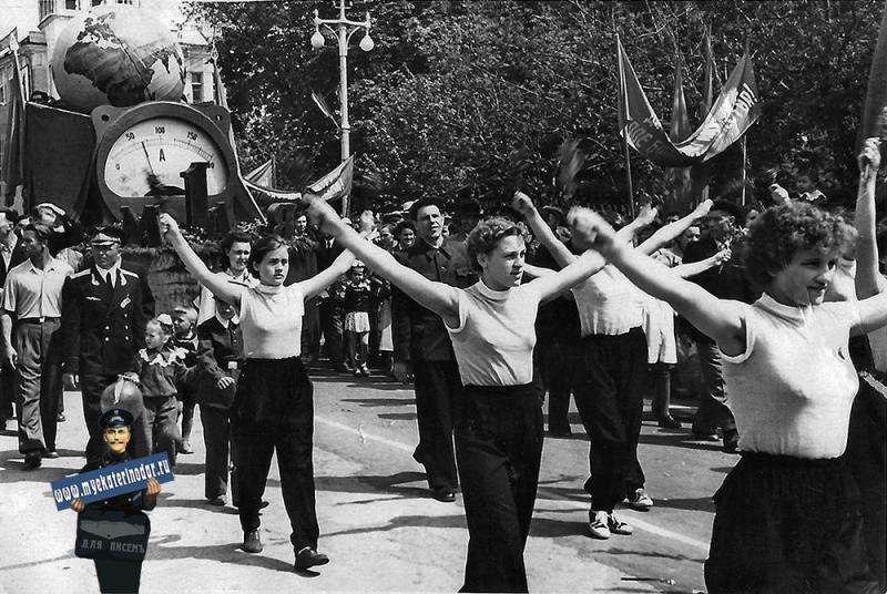 Краснодар. Первомайская демонстрация. Завод ЗИП, 1 мая 1958