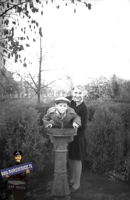 Краснодар. Питьевой фонтанчик в сквере им. Свердлова, 1961 год