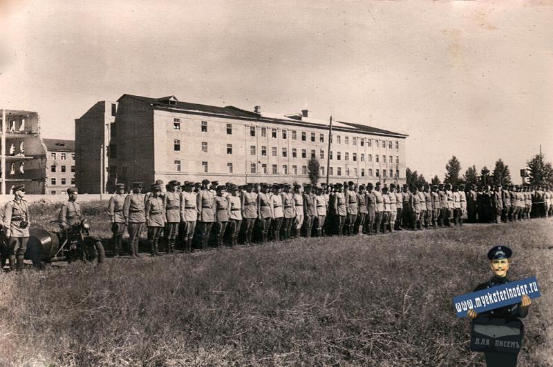 Краснодар. Построение личного состава высших штурманских курсов, западнее здания "коробочки", конец 40-х