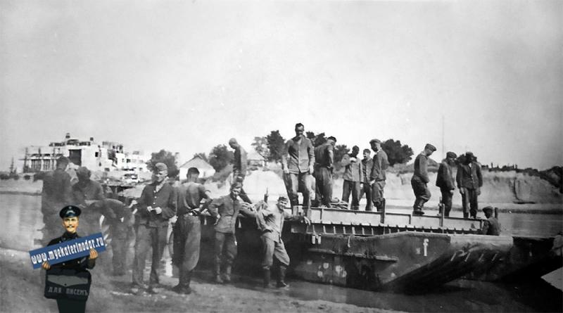 Краснодар. Немецкие солдаты наводят понтонную переправу через Кубань,  21.08.1942