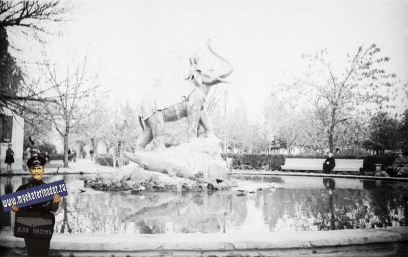 Краснодар. Скульптура "Индийский мальчик со слоном", 1961 год Краснодар. Скульптура "Индийский мальчик со слоном", 1961 год