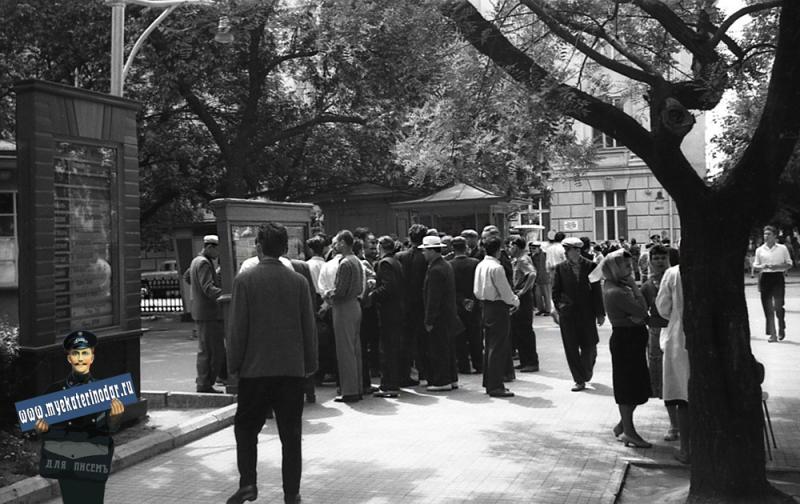 Краснодар.Традиционное место общения болельщиков футбола. Угол улиц Ленина и Красной. Октябрь,1964 год.