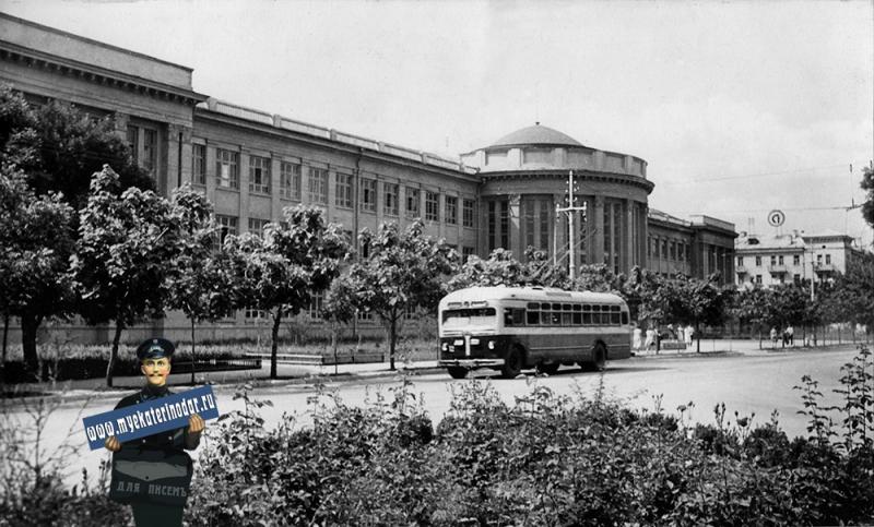 Краснодар. Троллейбус перед зданием института пищевой промышленности.