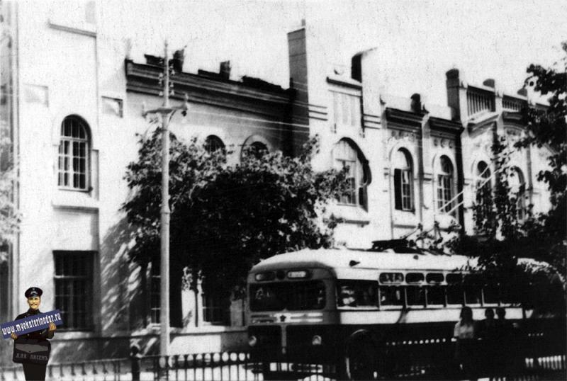 Краснодар. Троллейбус возле корпуса КИПП, 1954 год.