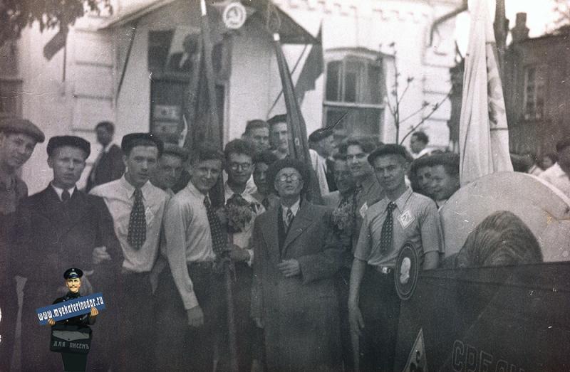 Краснодар. Ученики 10-го класса мужской средней школы №28 перед Первомайской демонстрацией 1952 года