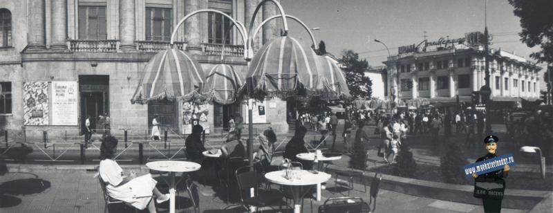 Краснодар. Угол улиц Красной и Гоголя, кафе "Рубин" у Дома Книги, 1988 год