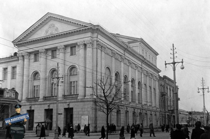 Краснодар. Восcтановленное здание театра на перекрёстке улиц Сталина и Гоголя. Март 1954 года.