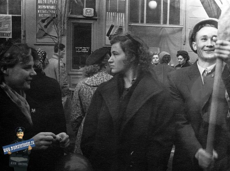 Краснодар. ЗИПовцы на демонстрации 7 ноября 1956 года.