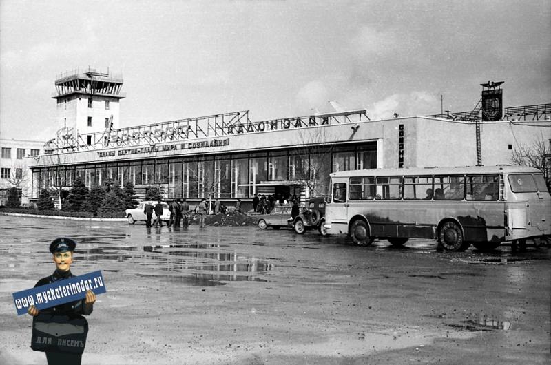 Краснодарский аэропорт. Вид со стороны площади.