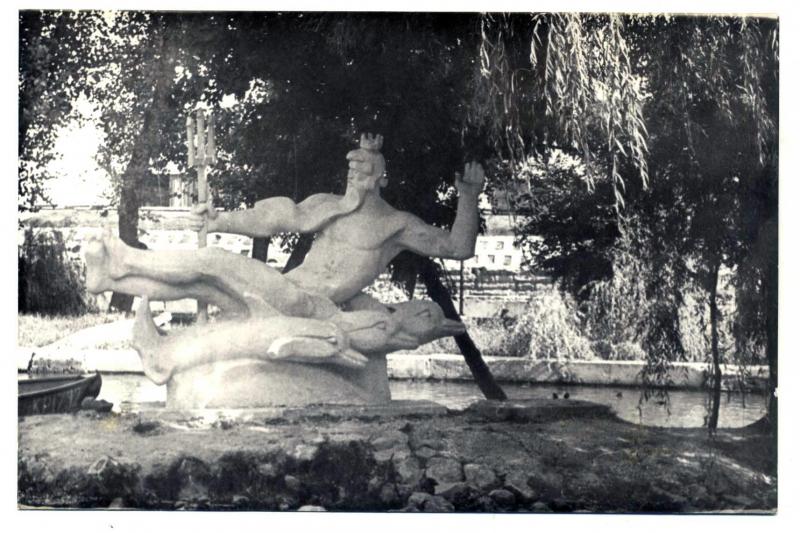 Краснодар. Парк им. М.Горького. Нептун на дельфинах, 1980 год Краснодар. Парк им. М.Горького. Нептун на дельфинах, 1980 год