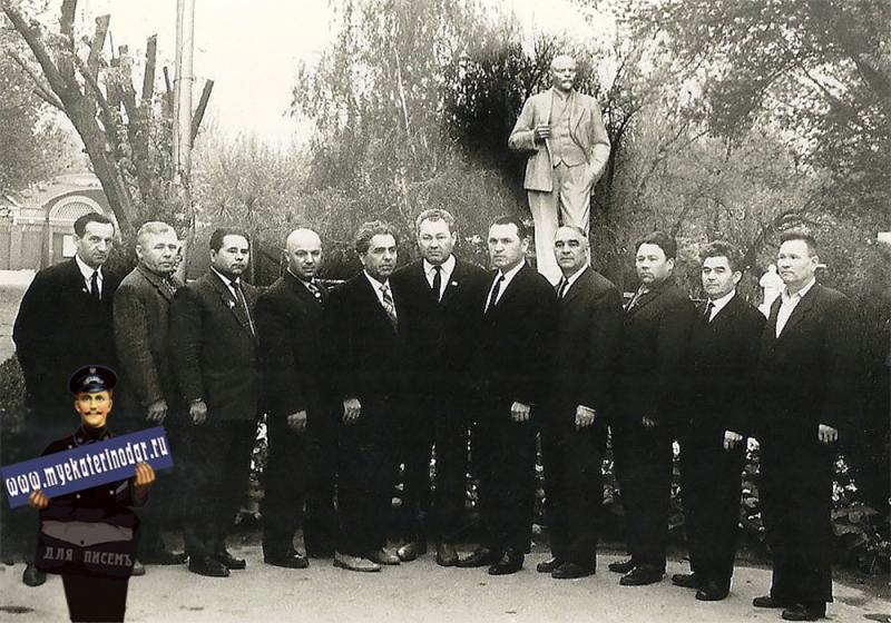 Краснодар. Работники Краснодарского управления нефтяной промышленности, 1960-е годы Краснодар. Работники Краснодарского управления нефтяной промышленности, 1960-е годы