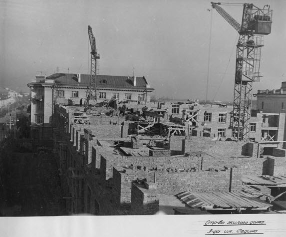Краснодар. Строительство жилого дома з-да Седина, 1957 год. Краснодар. Строительство жилого дома з-да Седина, 1957 год.