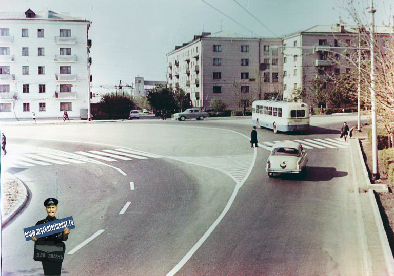 Краснодар. Улица Красная, перекрёсток с Офицерской. Март 1971 года. Краснодар. Улица Красная, перекрёсток с Офицерской. Март 1971 года.
